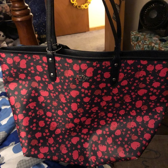 Woman’s reversible coach tote - Picture 3 of 5